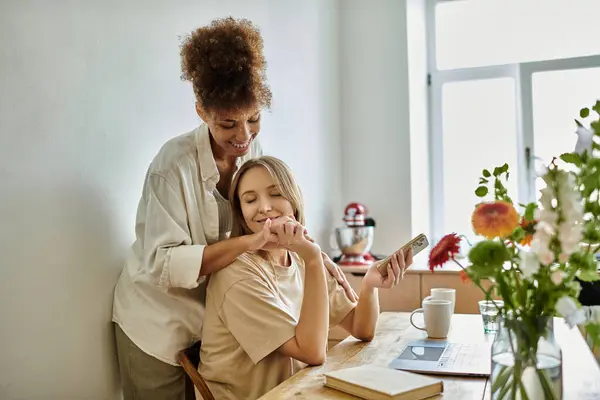 A joyful couple shares tender moments while relaxing in their sunny kitchen. — Stock Photo
