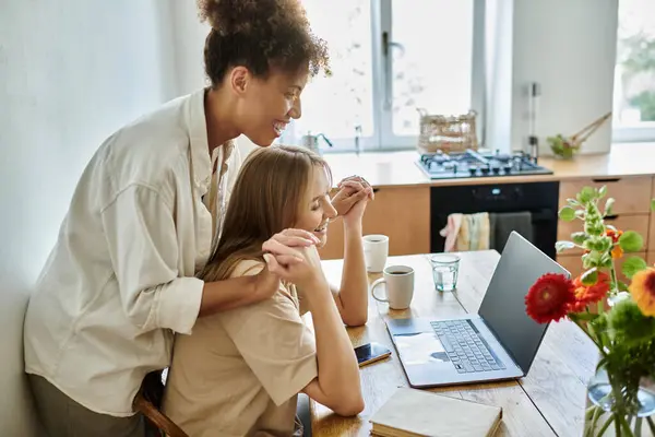 A joyful couple shares a tender moment while working together. — Stock Photo