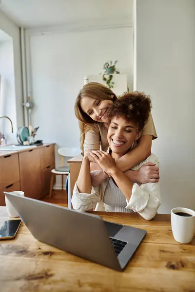 A happy couple enjoys each others company while working on a laptop — Stock Photo