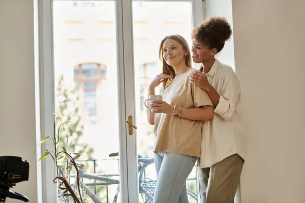 A happy couple relaxes together, enjoying their cozy space and each other's company. — Stock Photo