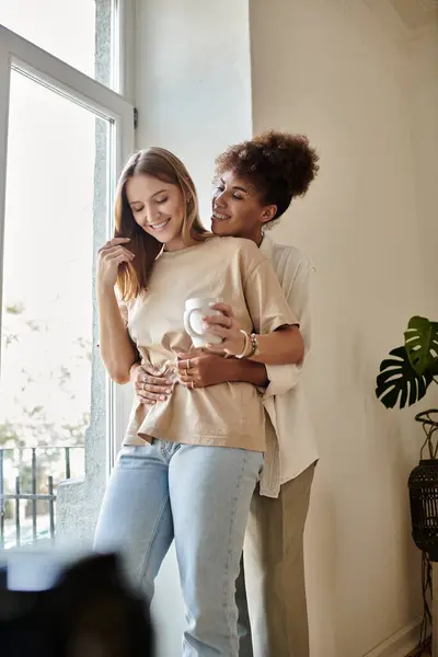 Una feliz pareja disfruta de la compañía del otro en un acogedor entorno interior. — Stock Photo