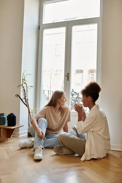 Loving couple enjoys quality time and warm conversation on a sunny day. — Stock Photo