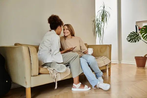 A loving couple shares laughter while relaxing on their comfortable couch. — Stock Photo