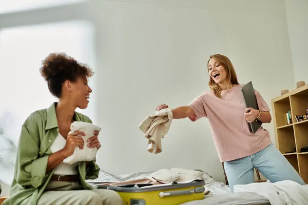 Loving partners packing belongings with laughter in their warm, inviting sanctuary. — Stock Photo