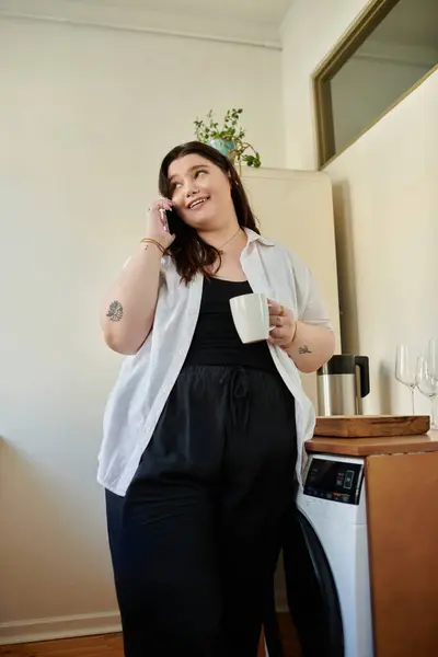 Relaxar em casa, desfrutar de uma bebida quente e conversar ao telefone. — Fotografia de Stock