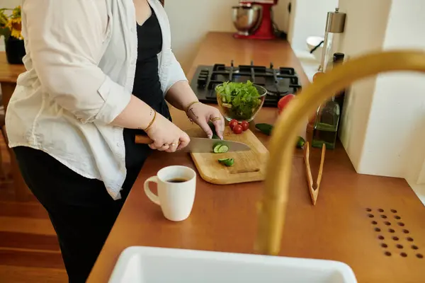 Cortar legumes enquanto desfruta de uma xícara quente de café. — Fotografia de Stock