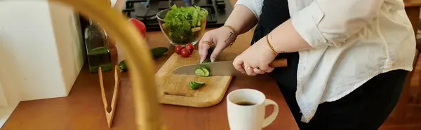 Uma mulher bonita gosta de cozinhar comida saudável em sua cozinha caseira convidativa. — Fotografia de Stock