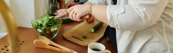 Cortando legumes para uma salada vibrante enquanto desfruta de café da manhã. — Fotografia de Stock