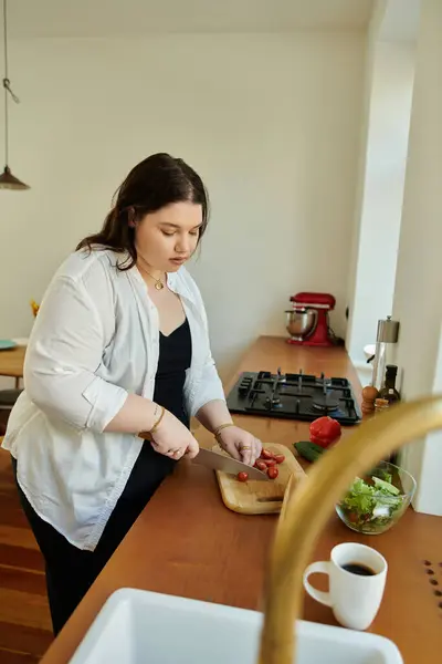 Una donna plus size prepara verdure nella sua accogliente cucina. — Foto stock