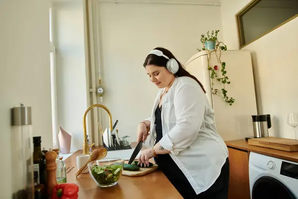 A cheerful woman prepares fresh ingredients in her cozy kitchen. — Stock Photo