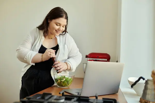 A cheerful woman prepares a healthy salad while enjoying her home kitchen. — Stock Photo