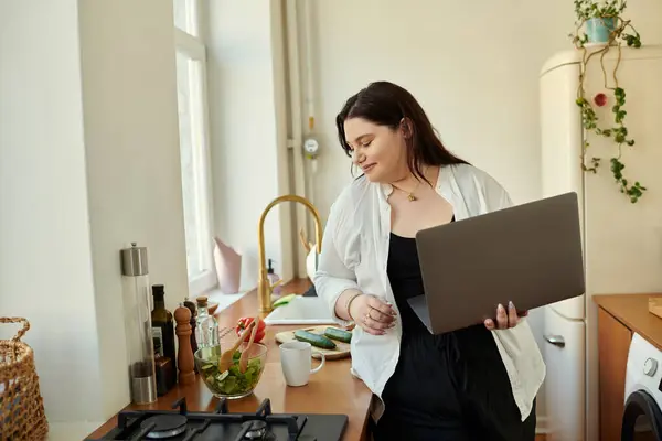 A beautiful plus size woman enjoys a peaceful moment at home. — Stock Photo