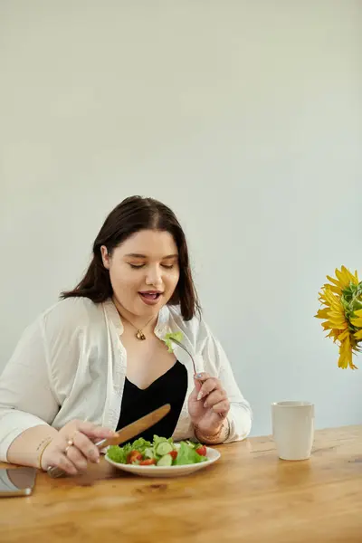 Saboreie uma salada fresca enquanto estiver sentado em uma mesa de jantar de madeira. — Fotografia de Stock