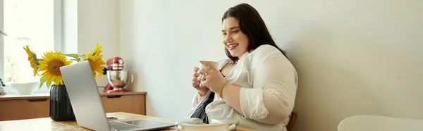 Relaxing at home, a woman savors her coffee with a smile. — Stock Photo