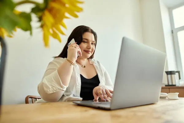 Radiant woman engaged in work, creating a warm and inviting atmosphere. — Stock Photo