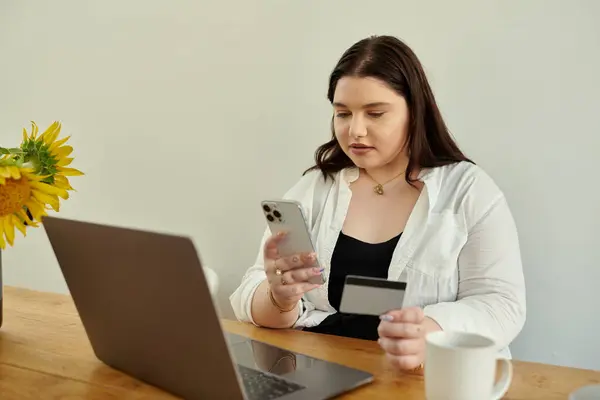 Uma bela mulher plus size se envolve em compras on-line em sua mesa de casa. — Fotografia de Stock