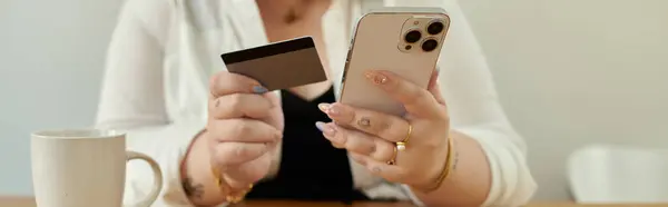 Une femme élégante fait un achat en ligne tout en appréciant le café à la maison. — Photo de stock