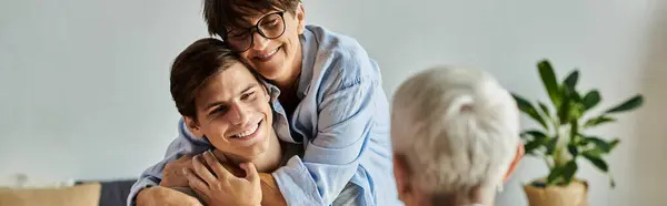 Liebevolle LGBTQ-Familie frühstückt gemeinsam, erfüllt von Freude und Verbundenheit zu Hause. — Stockfoto