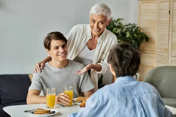 A joyful family breakfast filled with warmth, laughter, and delicious food in a bright, inviting home. — Stock Photo