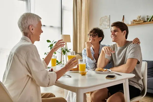 Una familia cariñosa disfruta del desayuno juntos, compartiendo risas y conversaciones significativas. — Stock Photo