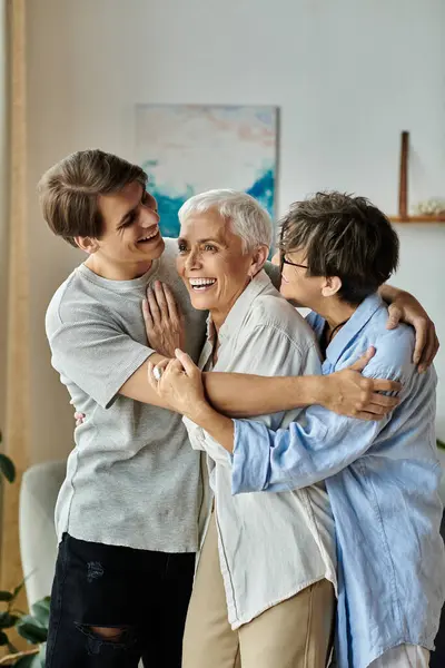 Una alegre familia LGBTQ comparte risas y abrazos, celebrando su amor y conexión en un ambiente acogedor. - foto de stock