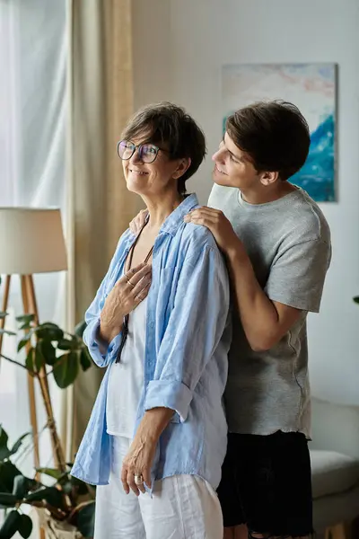 A mother and her son share heartfelt laughter and quality time together in their cozy living room. — Stock Photo