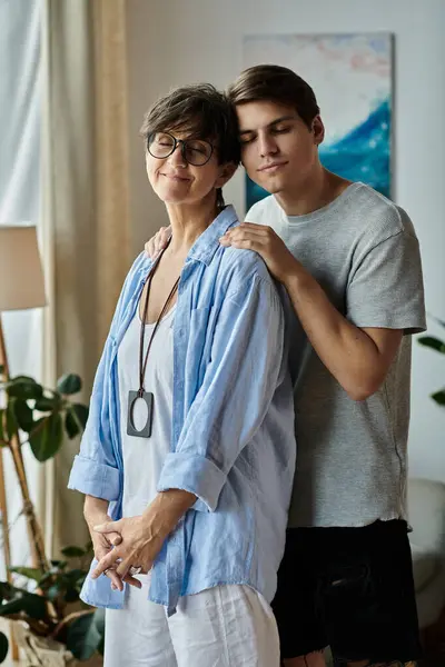 A mother and her adult son share a tender moment, enjoying each others company in their inviting home. — Stock Photo