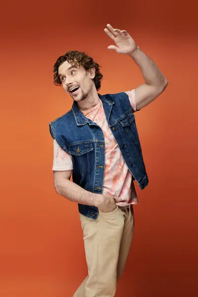 A stylish man joyfully strikes a pose with a lively backdrop. — Stock Photo