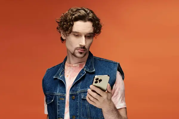 Ein gutaussehender Mann blickt nachdenklich auf sein Handy in einer lebhaften Umgebung. — Stockfoto