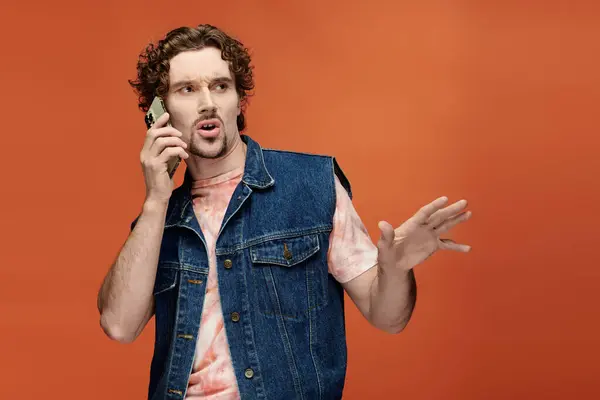 A man gestures passionately while engaged in a phone conversation. — Stock Photo