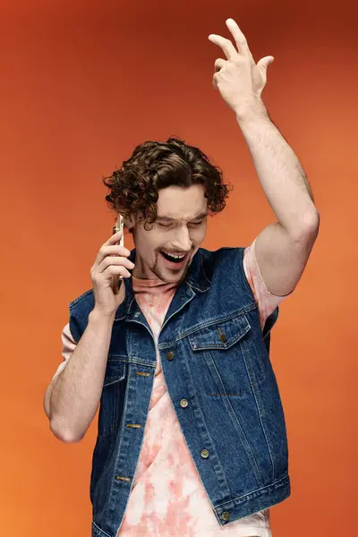 Homem emocional celebra alegremente com um telefone na mão. — Fotografia de Stock