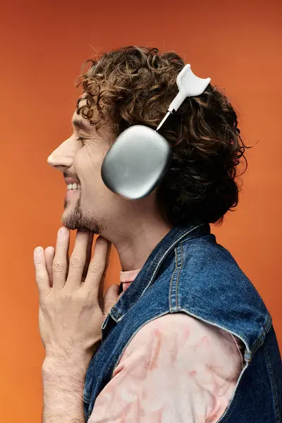 A joyful man listens to music with a thoughtful expression. — Stock Photo
