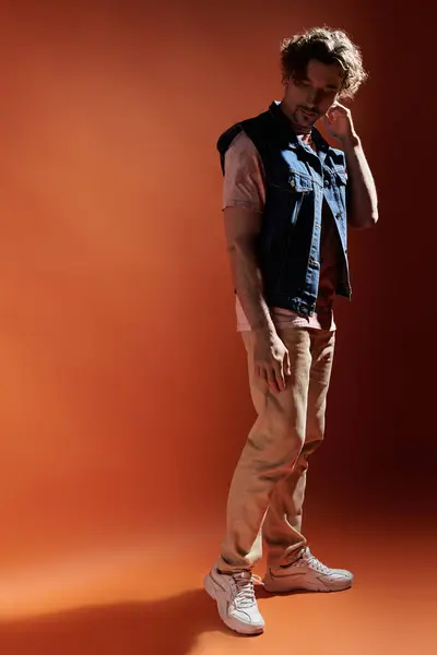 Emotional man conveys depth and style in a striking, colorful setting. — Stock Photo