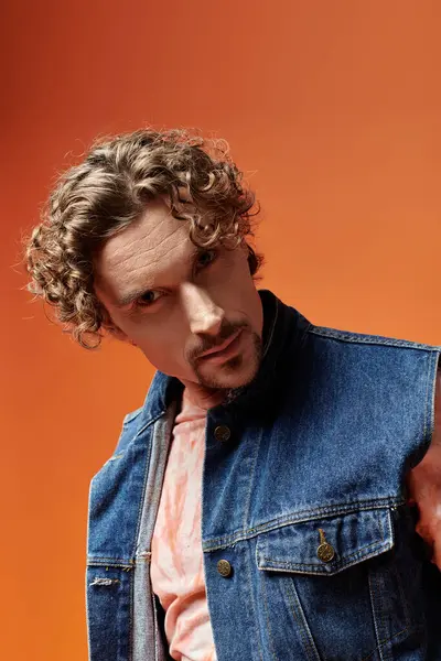 A man with curly hair shares a deep emotional moment in a vivid setting. — Stock Photo