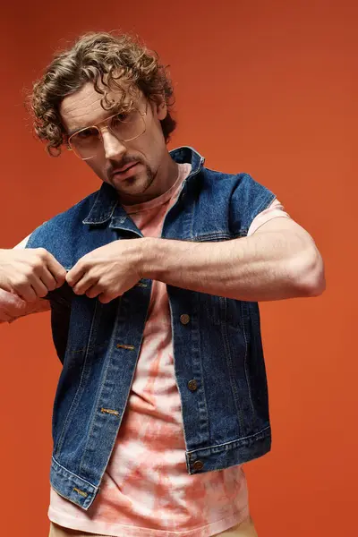 A man with curly hair showcases his style in a cheerful setting. — Stock Photo