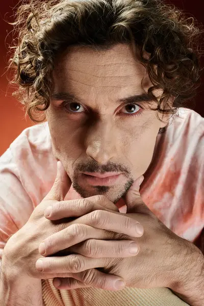 A thoughtful man showcases deep emotions with a captivating expression. — Stock Photo