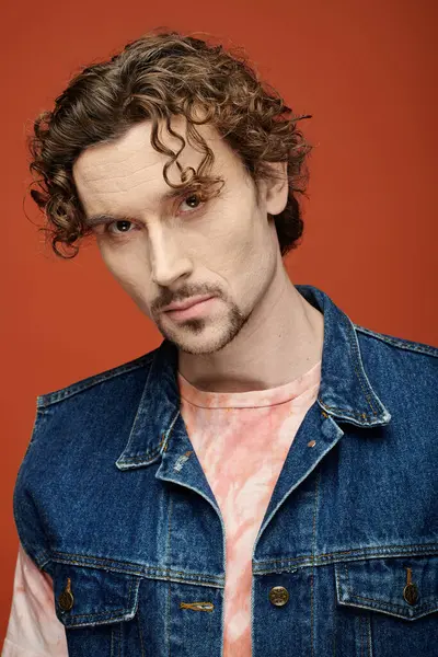 A handsome man exudes emotion while posing amid a lively backdrop. — Stock Photo