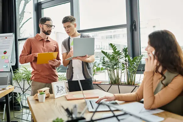 Membros da equipe discutem passos futuros no escritório. — Fotografia de Stock