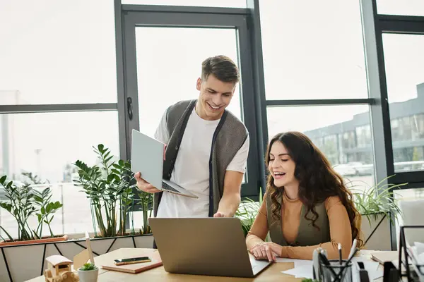 Two colleagues engage positively while in office. — Stock Photo