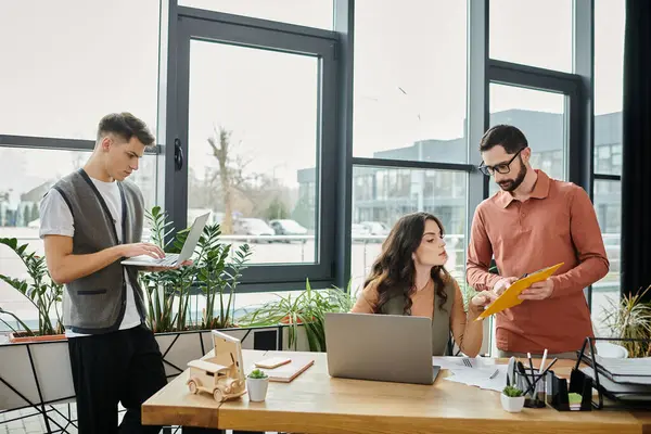 Tre professionisti collaborano in un ufficio moderno. — Foto stock