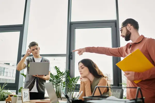 Professionals engaged in a tense discussion at workplace. — Stock Photo