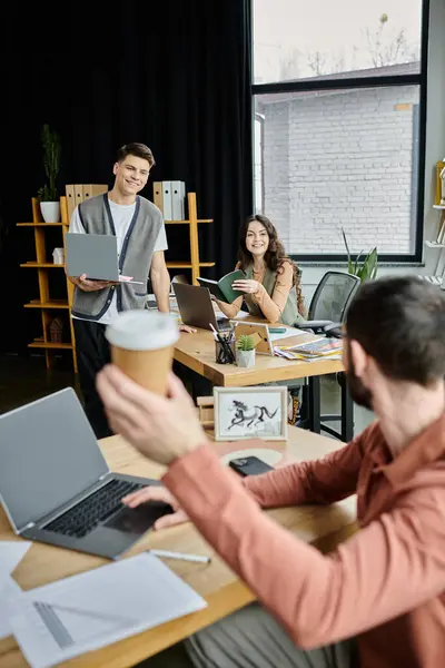 Colegas conversar amigavelmente enquanto no escritório moderno. — Fotografia de Stock