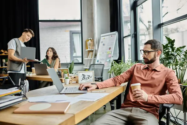 Professionisti in abbigliamento casual discutono strategie in ufficio moderno. — Foto stock