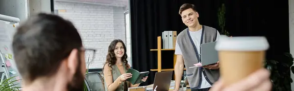Professionals converse in an elegant yet relaxed atmosphere in office. — Stock Photo