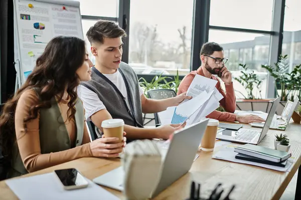 Miembros del equipo participan en discusiones serias en el cargo. - foto de stock