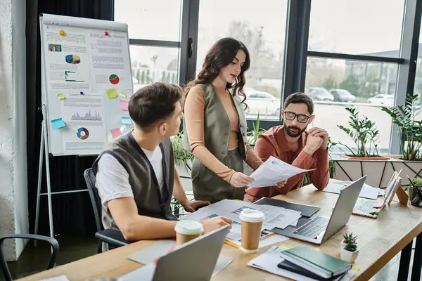 Les professionnels collaborent et travaillent ensemble au bureau. — Photo de stock