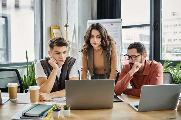 Colleagues discuss important matters in a stylish, casual setting. — Stock Photo