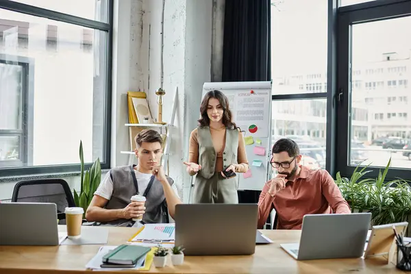 Три колеги обговорюють плани на робочому місці разом. — Stock Photo