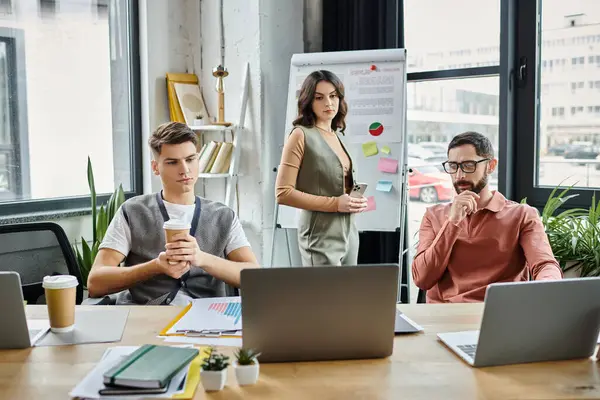 Colegas profissionais se envolvem em discussões sérias no local de trabalho. — Fotografia de Stock
