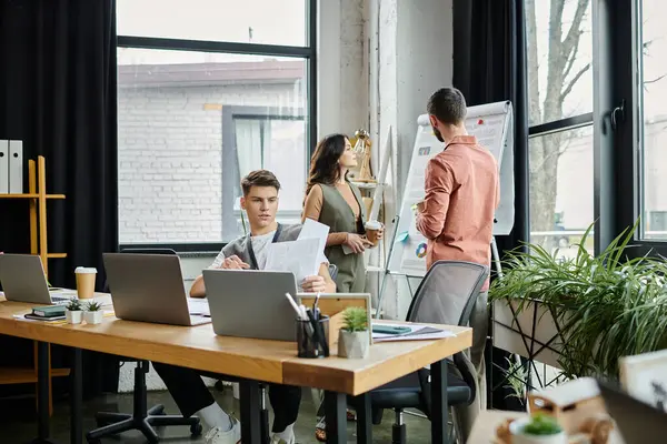 Professionals collaborate in a casual yet elegant atmosphere. — Stock Photo